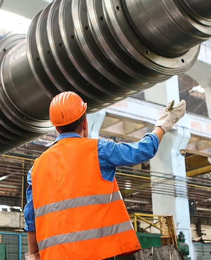 Profissional de colete em estrutura industrial metálica